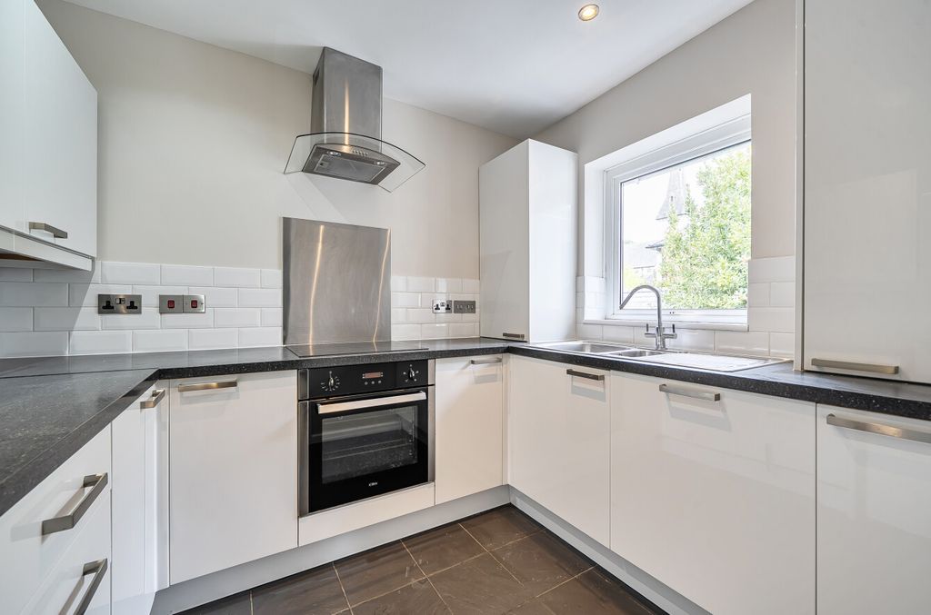 Property photo 2 of 8 1456268-11-6A01Db...