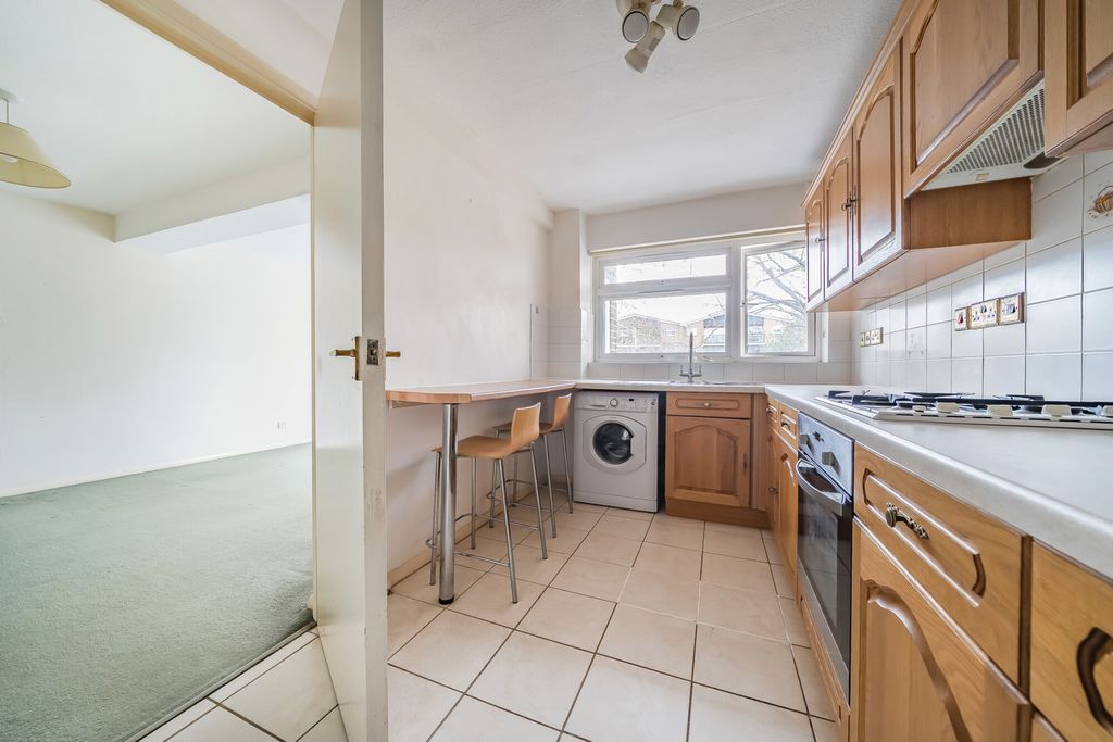 Property photo 3 of 26 1393502-12-694184...