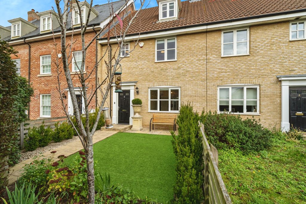 Property photo 3 of 19 Front Garden