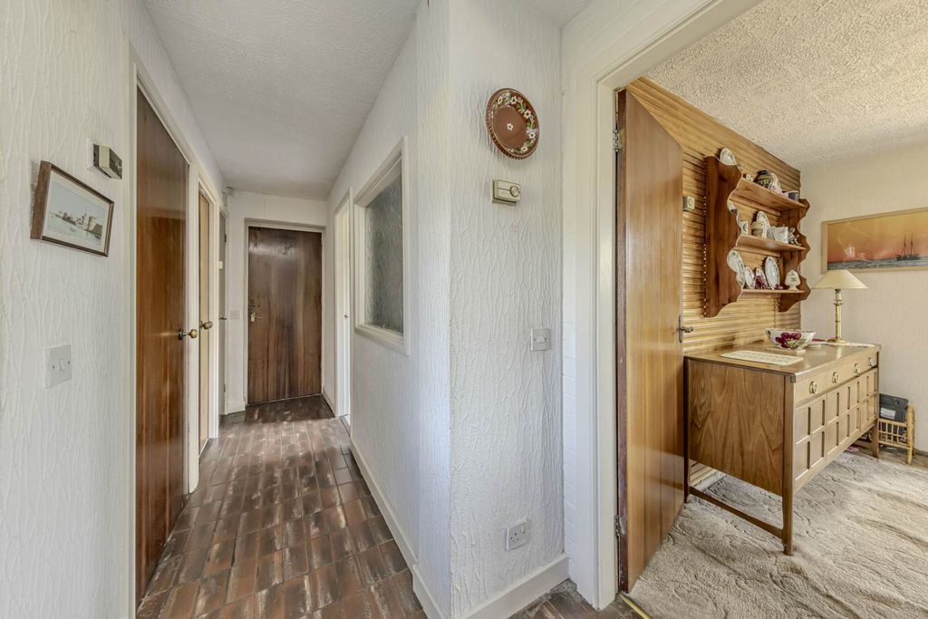 Property photo 2 of 25