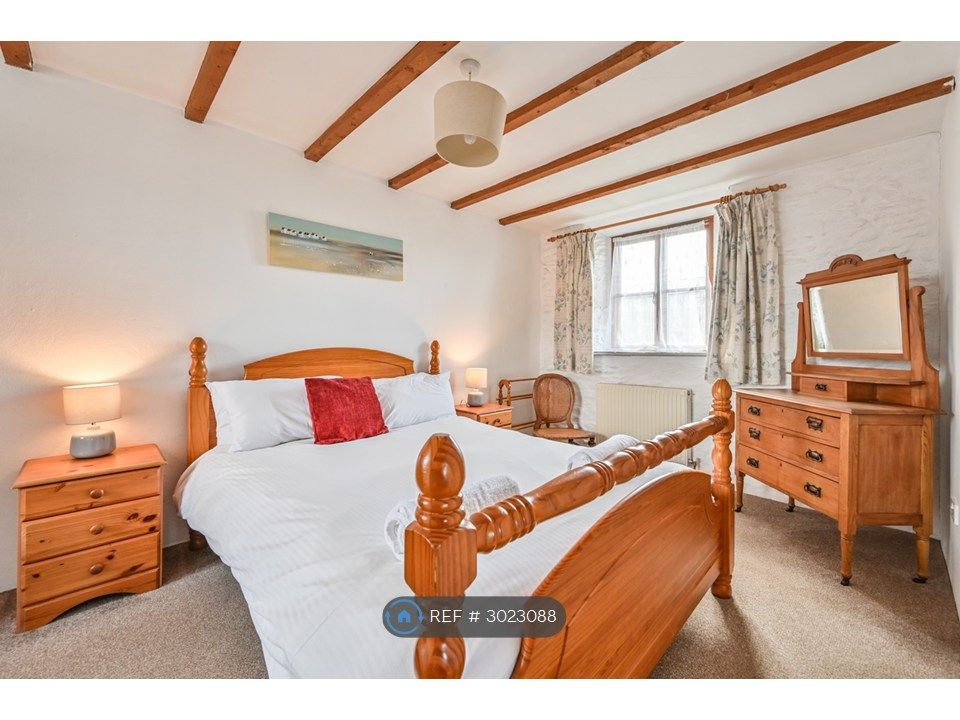 Property photo 3 of 11 Master Bedroom - King Size Bed