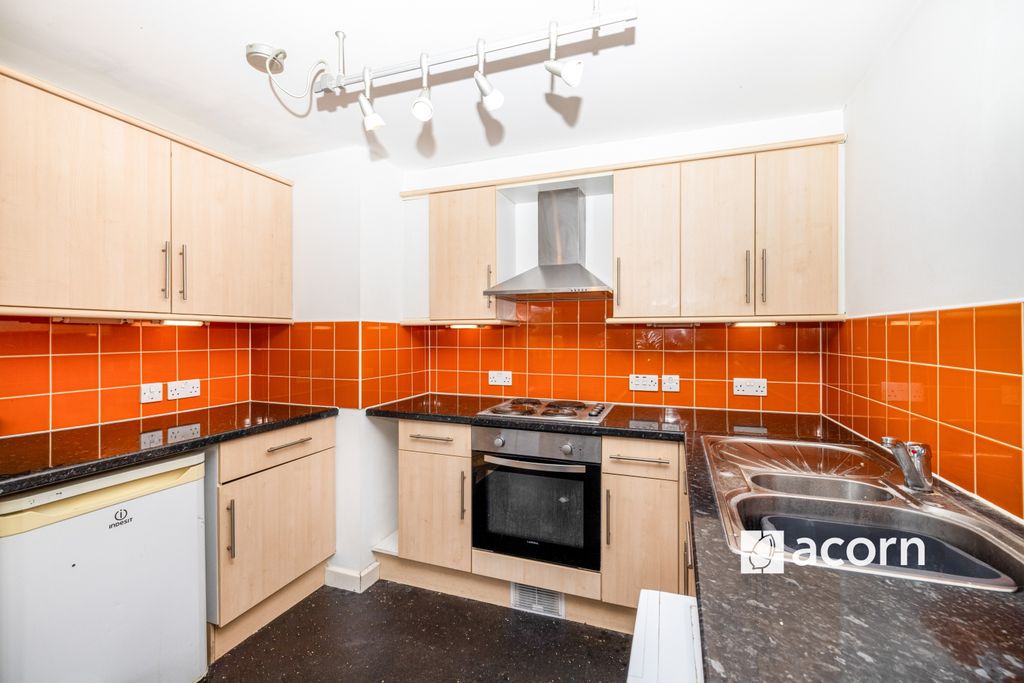 Property photo 3 of 8 Kitchen