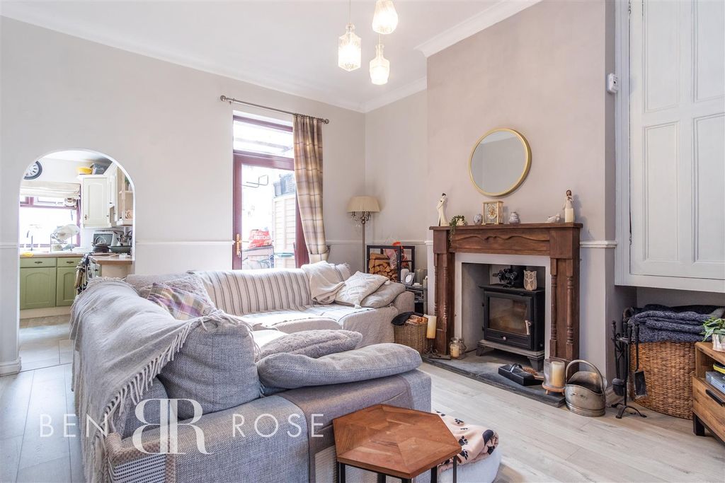 Property photo 2 of 22 Lounge