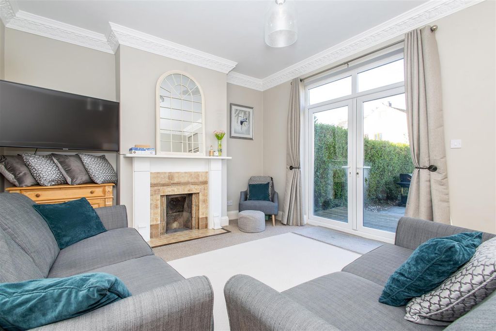 Property photo 2 of 21 Lounge