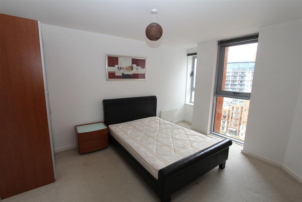 Property photo 3 of 10 Bed1.Jpg