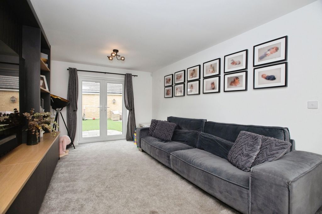 Property photo 3 of 16 Lounge
