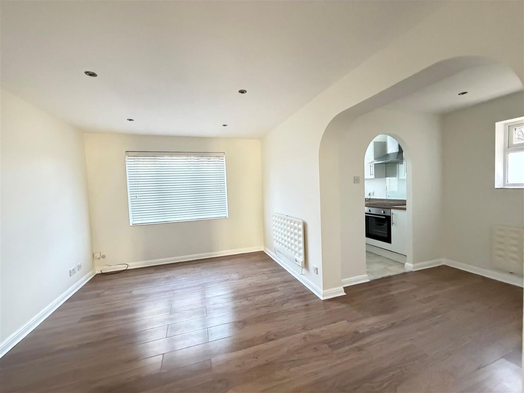 Property photo 3 of 8 18 Vine Tree - Lounge 3.Jpg