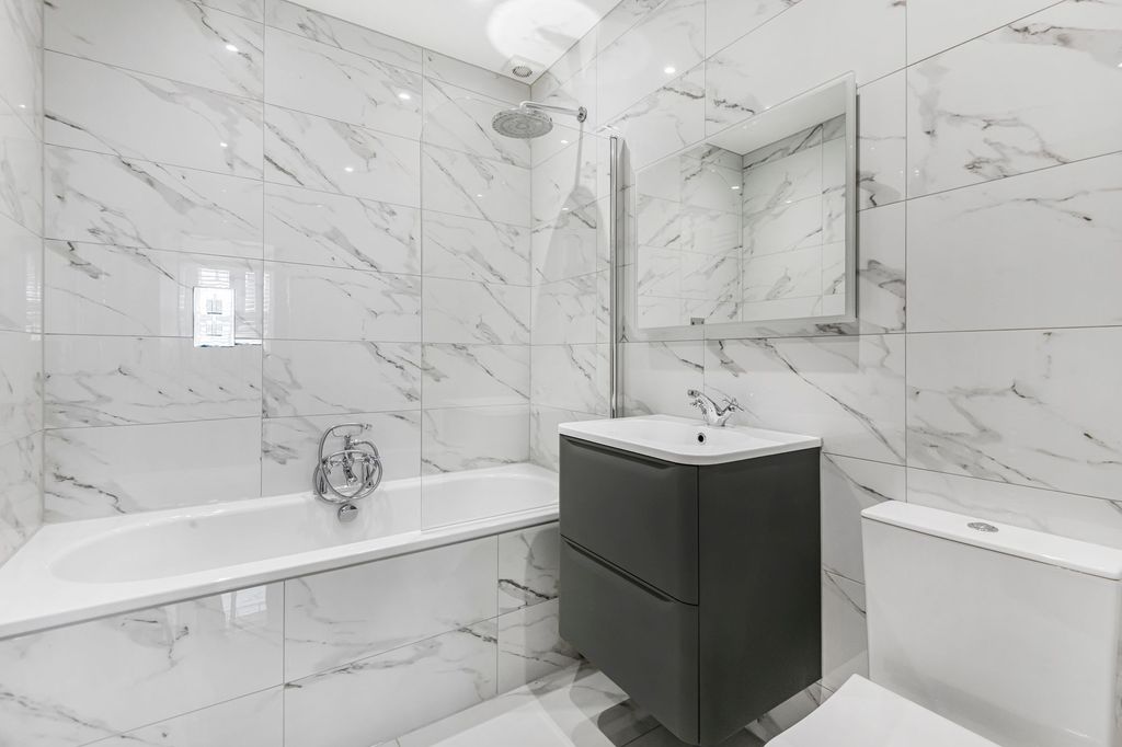 Property photo 2 of 22 Bathroom