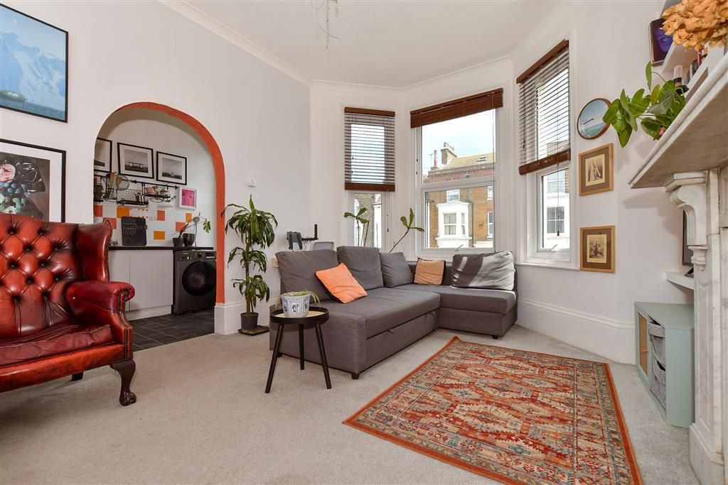 Property photo 1 of 7 Lounge