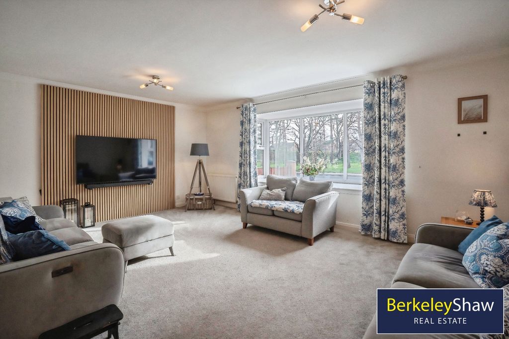 Property photo 3 of 40 Front Lounge