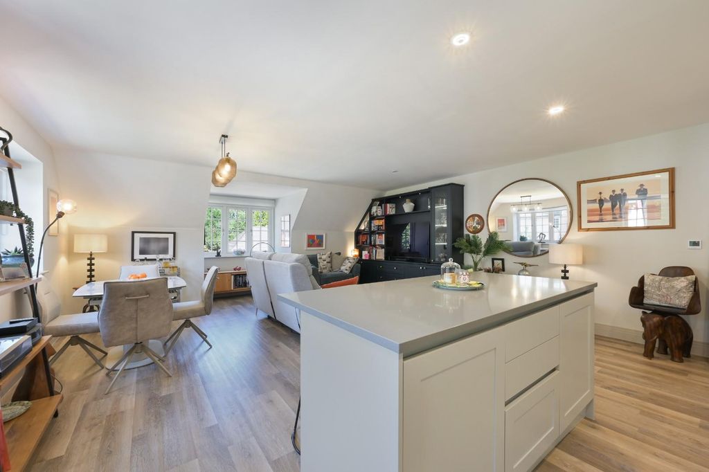 Property photo 3 of 16 Chequers Lane