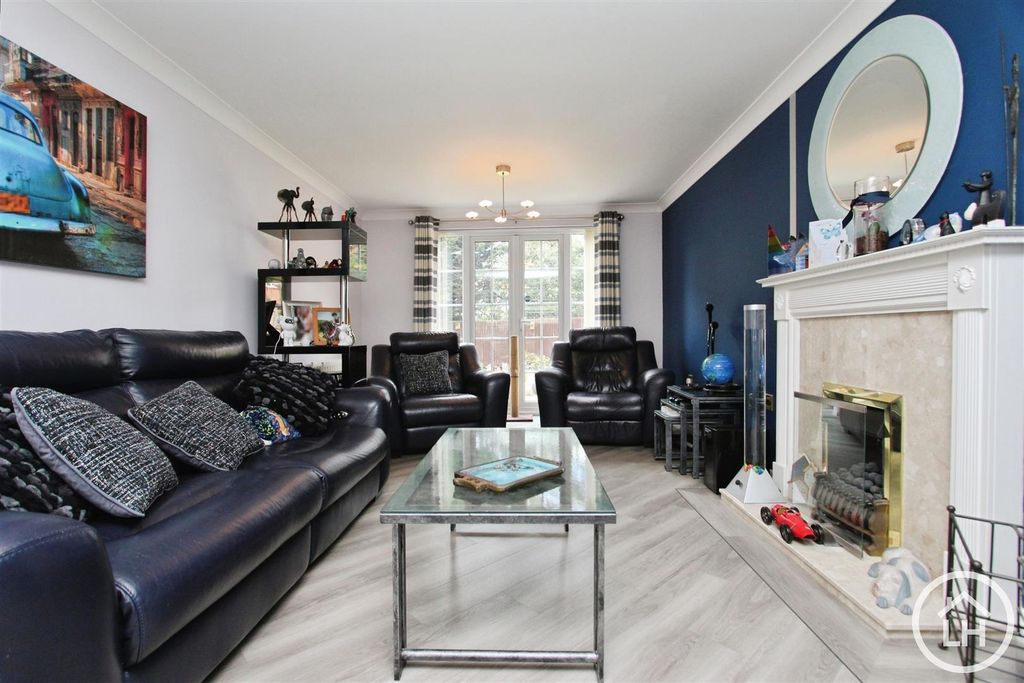 Property photo 3 of 25 Lounge