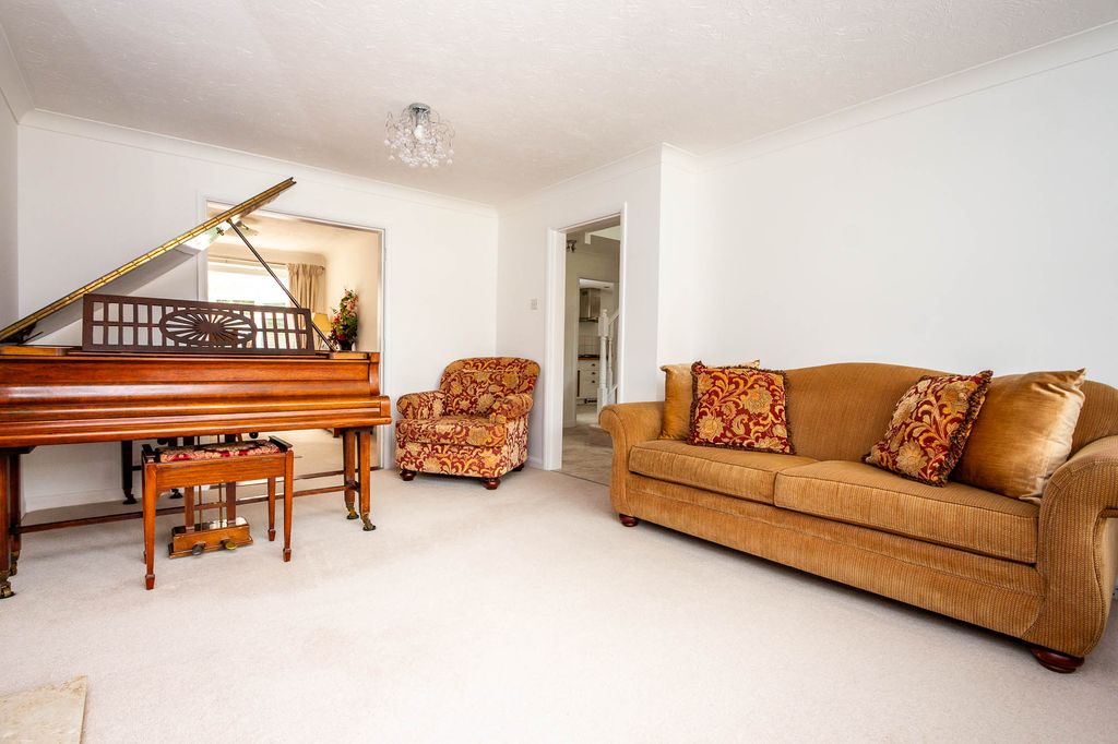 Property photo 3 of 19 Lounge