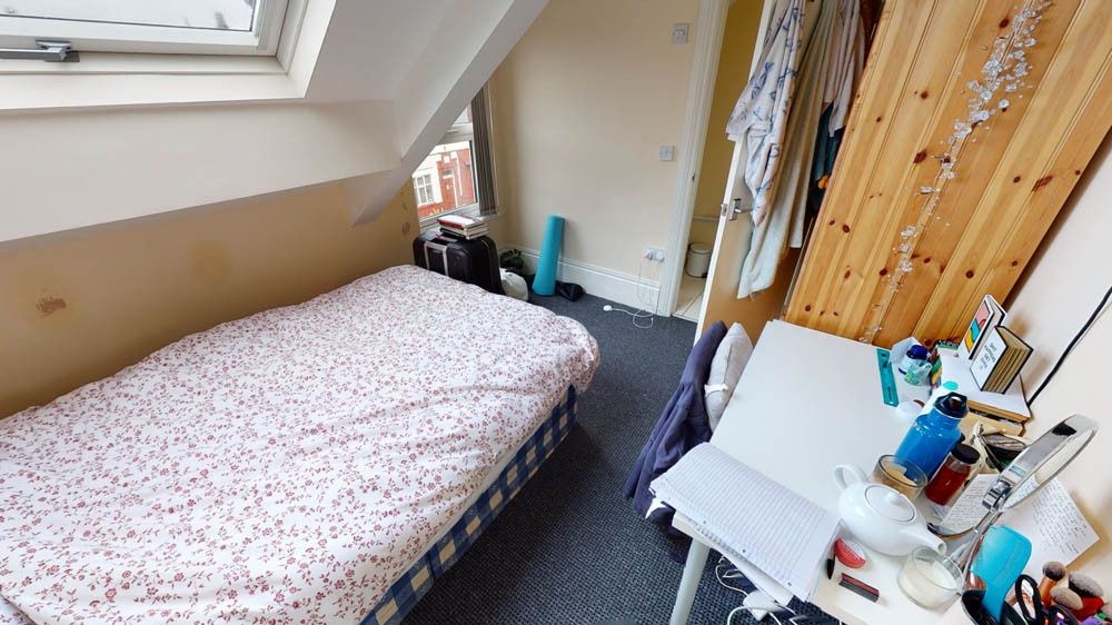 Property photo 3 of 5 Cosy Attic Bedroom With A Comfortable Single Bed B...