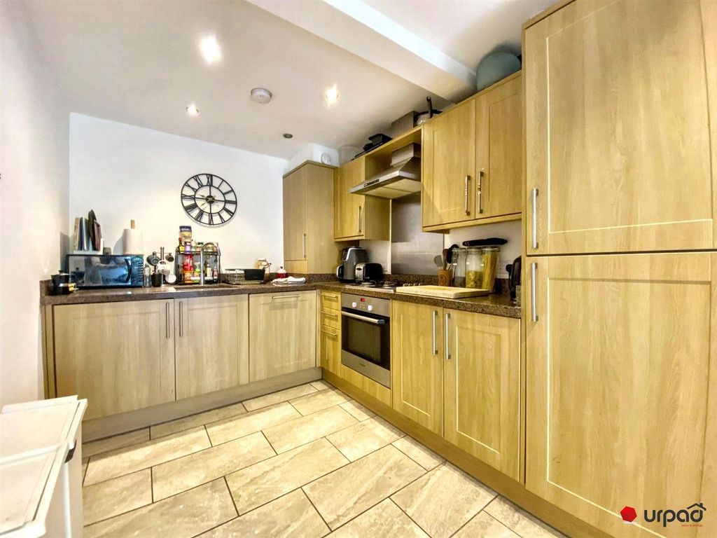 Property photo 3 of 9 Kitchen