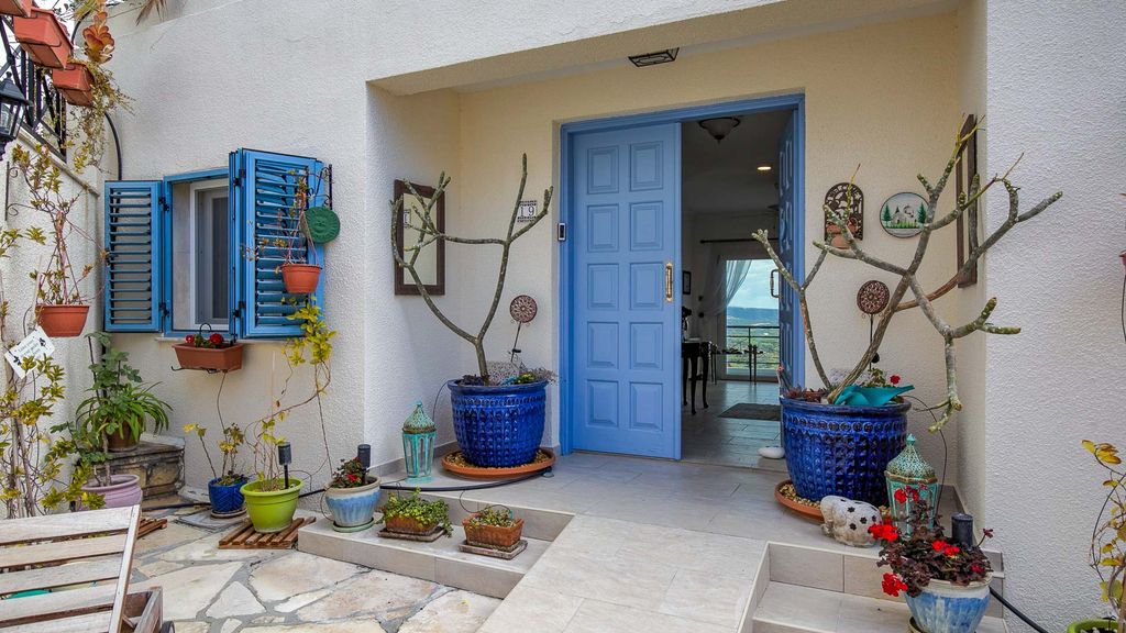 Property photo 2 of 32
