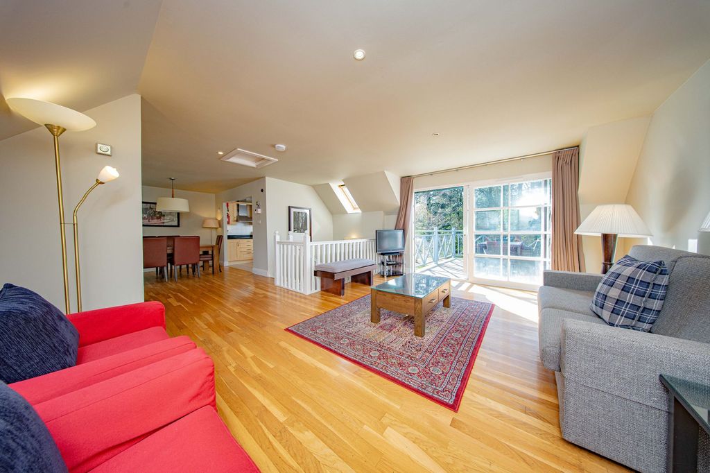 Property photo 2 of 33 Lounge