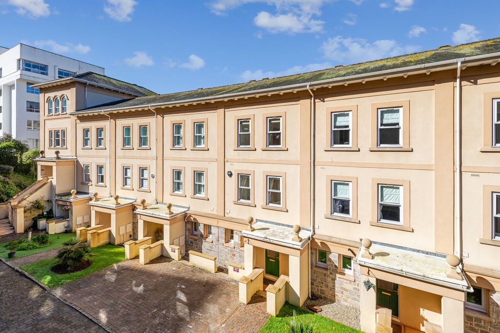 Property photo 2 of 32