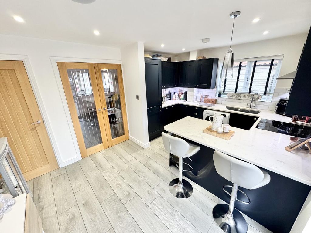 Property photo 2 of 17 Dining Kitchen