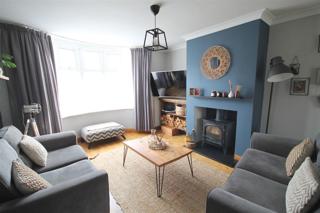 Property photo 2 of 20 Cr Lounge.Jpg