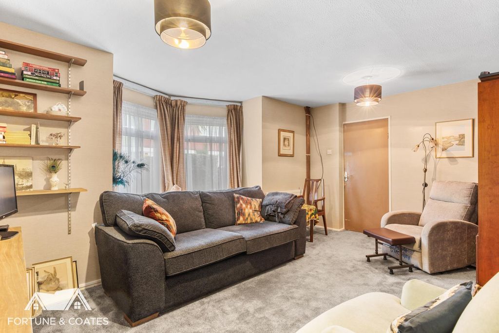 Property photo 3 of 17 Radburnclose_2.Jpg