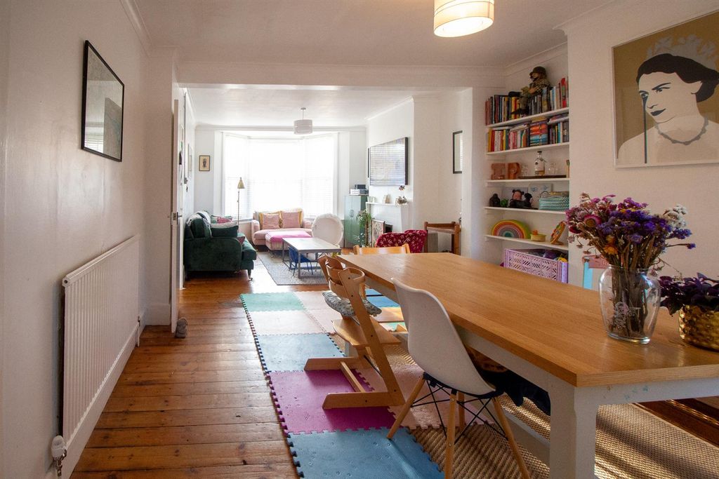 Property photo 2 of 12 25 Queens Rd - Living_Dining Room.Jpg