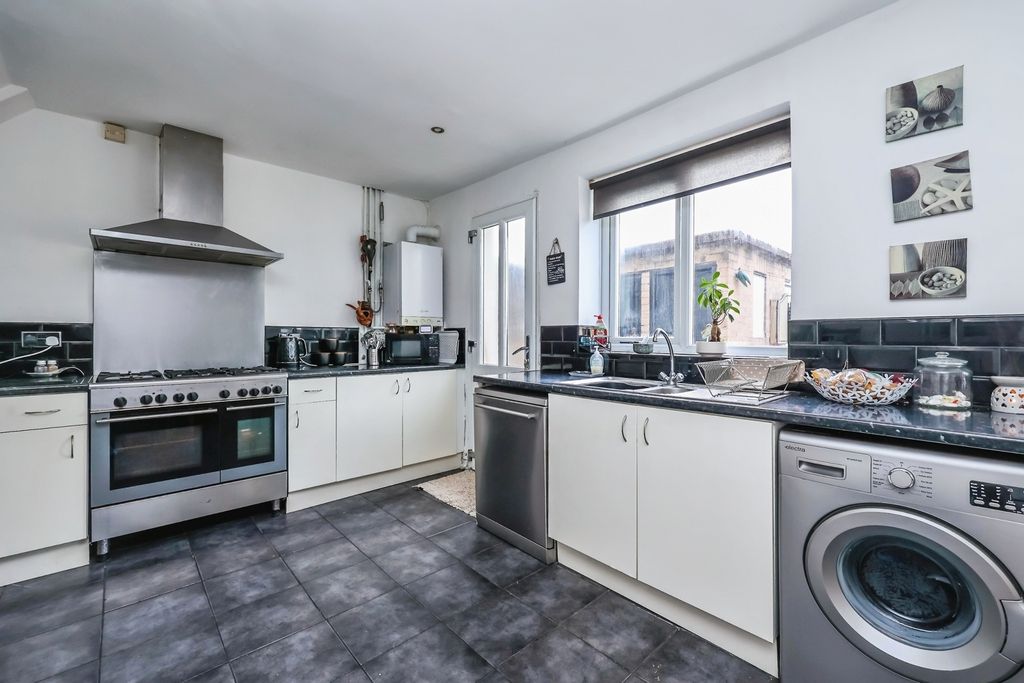 Property photo 2 of 17 Fitted Kitchen