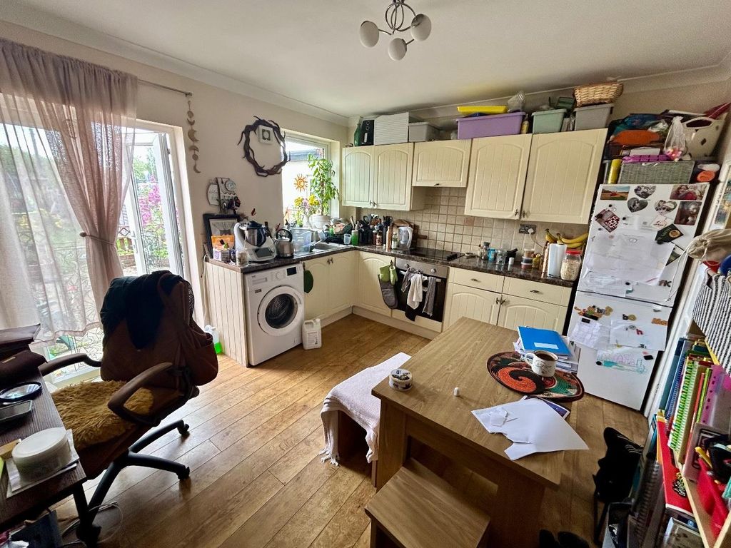 Property photo 3 of 8 Kitchen