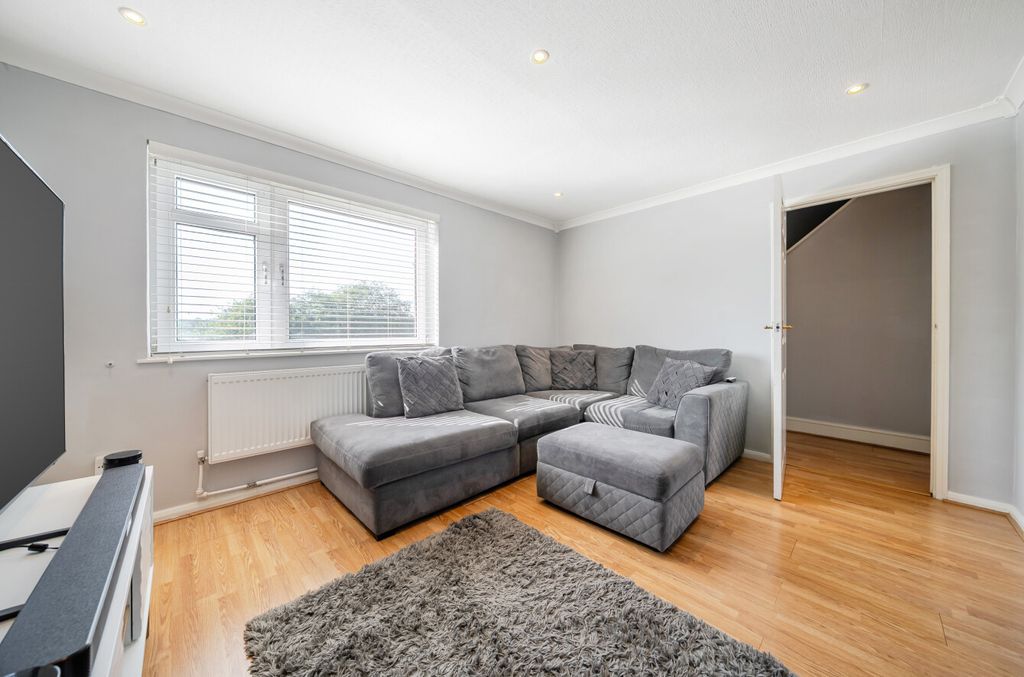 Property photo 2 of 14 1334892-18-6891c6...