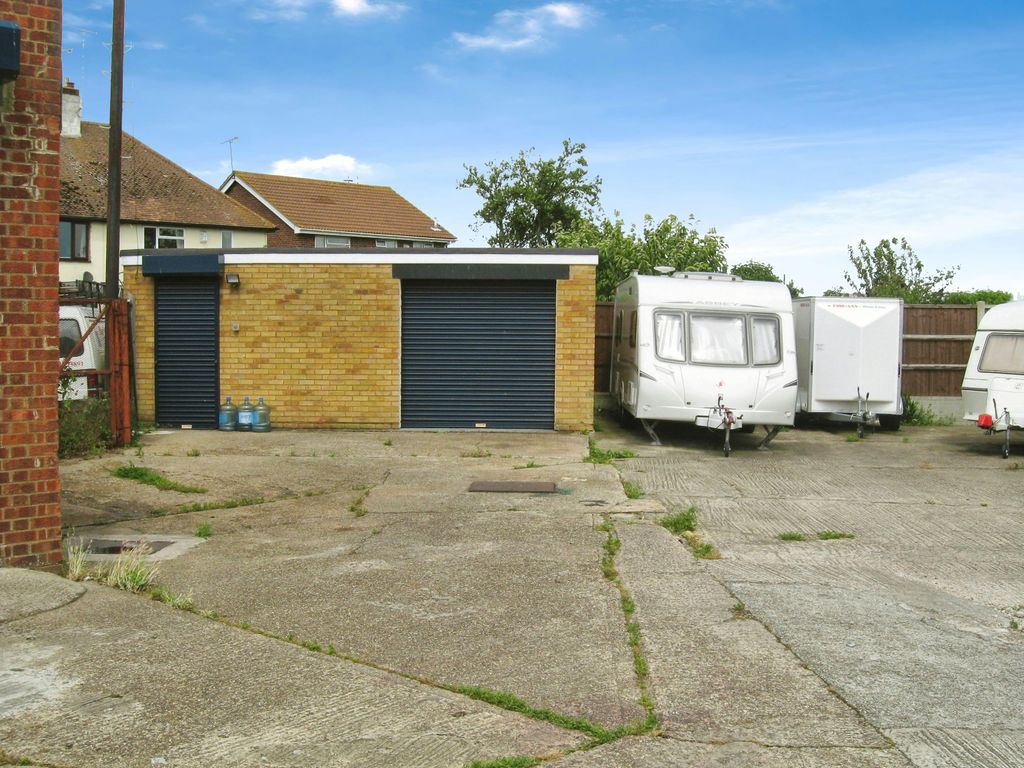 Property photo 3 of 3 E32Efcc2Brook 20Close 20July 2008 20 282 29.Jpg