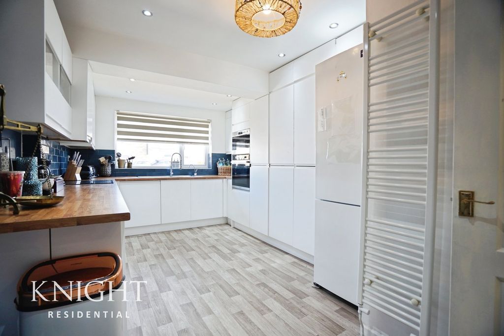 Property photo 2 of 31