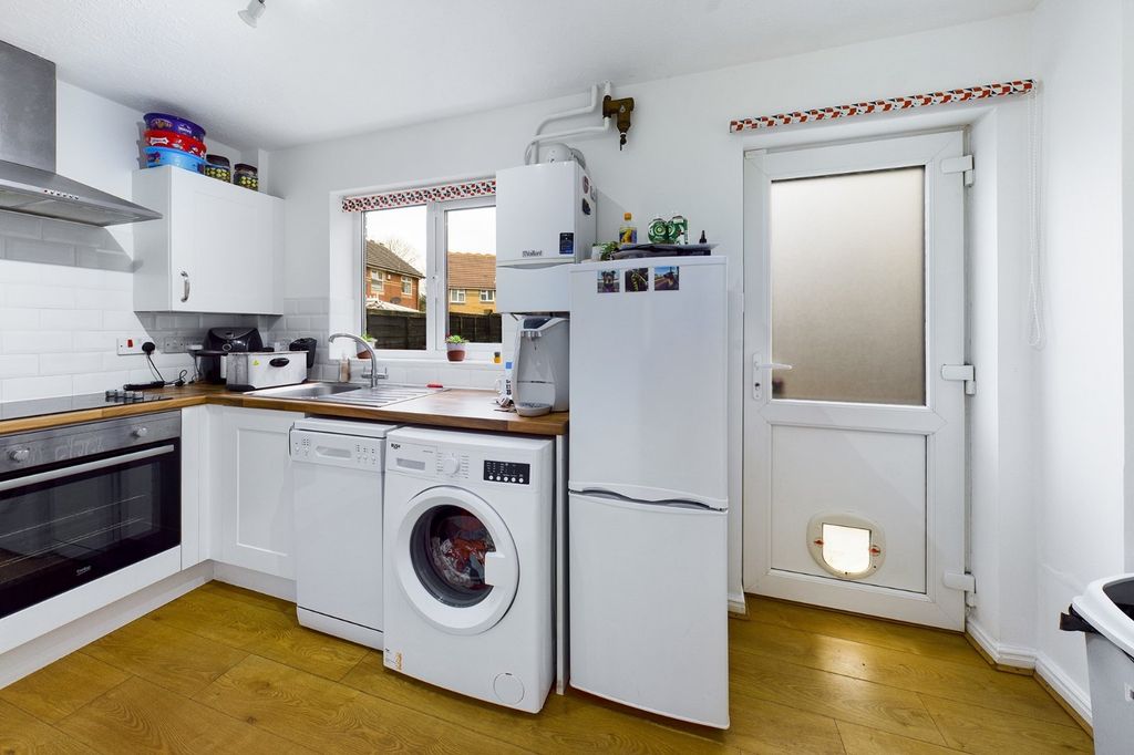 Property photo 3 of 8 Kitchen