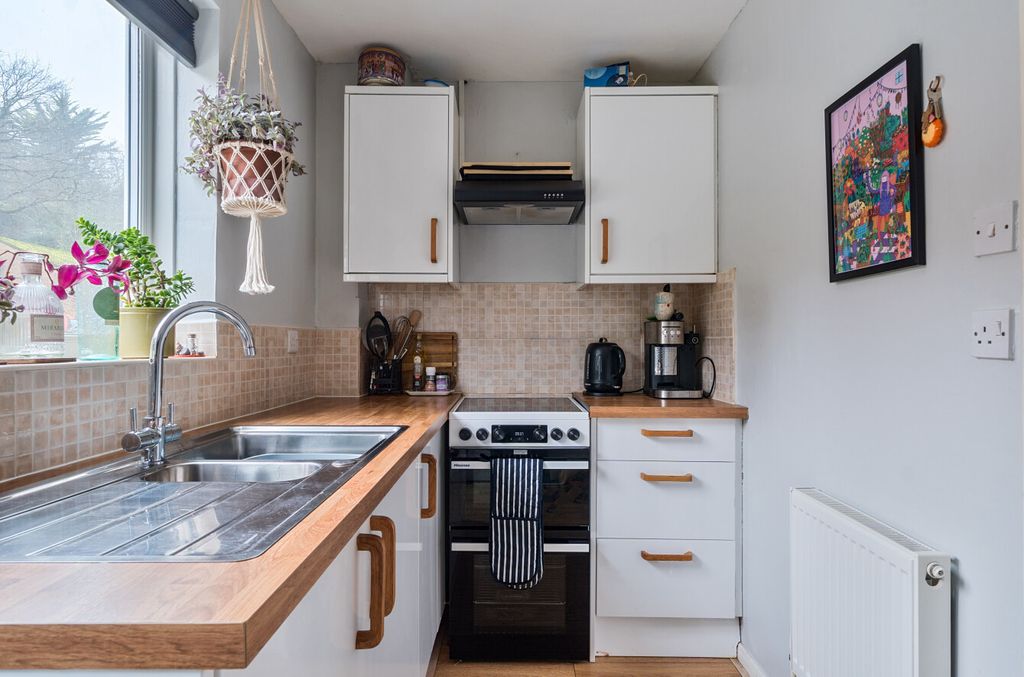 Property photo 3 of 17 Kitchen