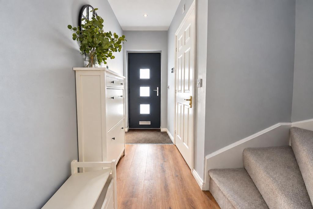 Property photo 3 of 21 Entrance Hall.Png