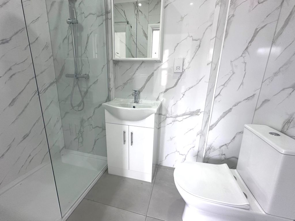 Property photo 2 of 6 Ensuite