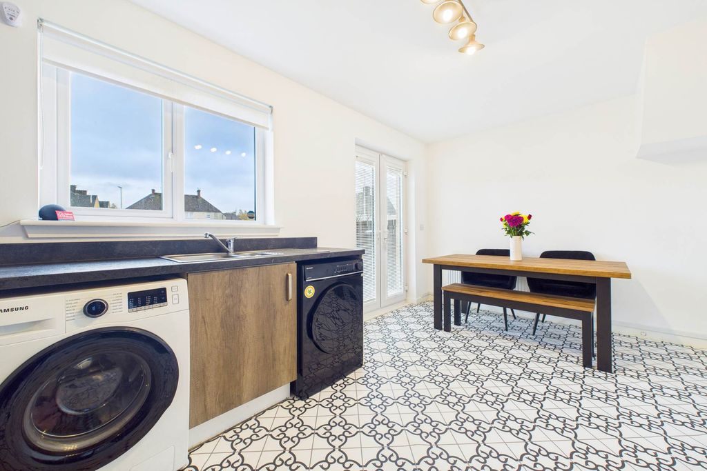 Property photo 3 of 24