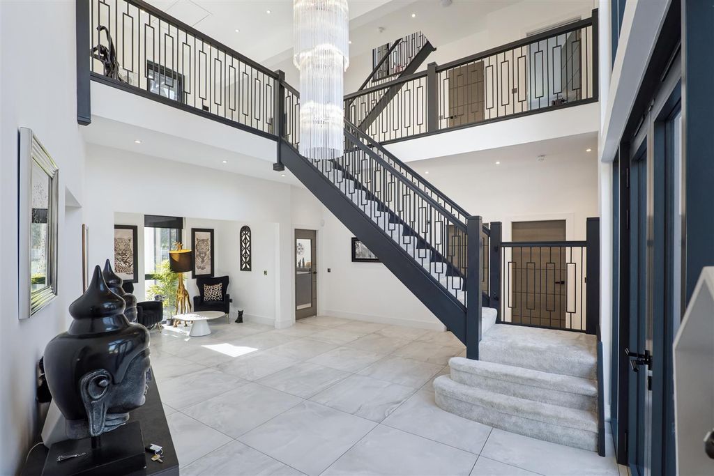 Property photo 3 of 49 Entrance Reception