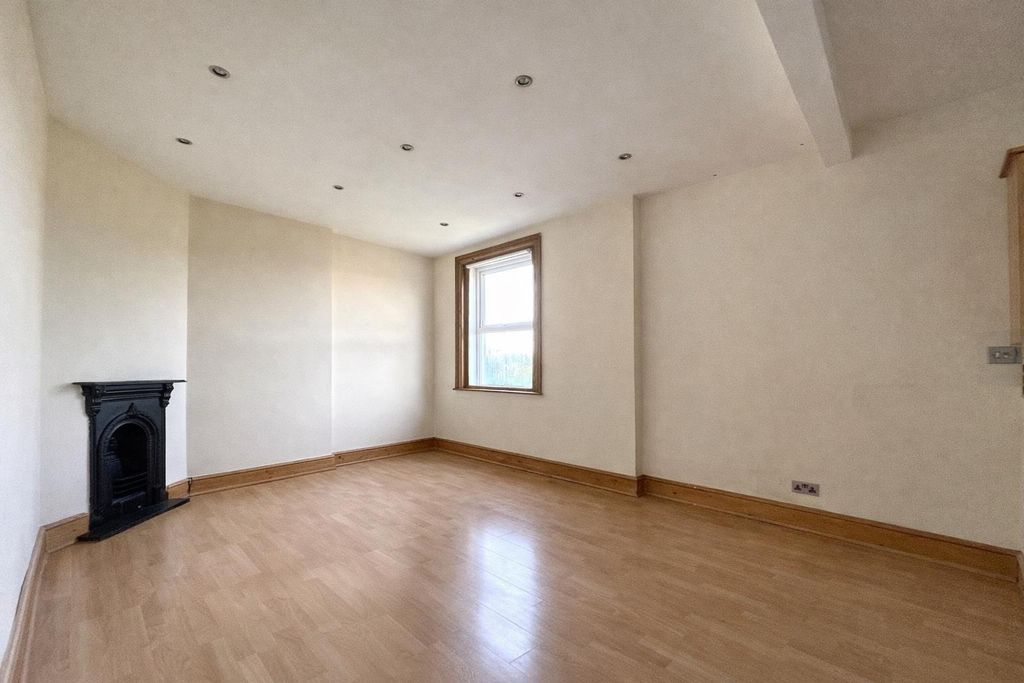 Property photo 3 of 8 Eb9A607C-F2B4-490E-B64D-Eceb2802Cbc0.Png
