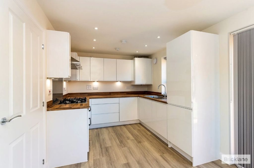 Property photo 1 of 9 Kitchen