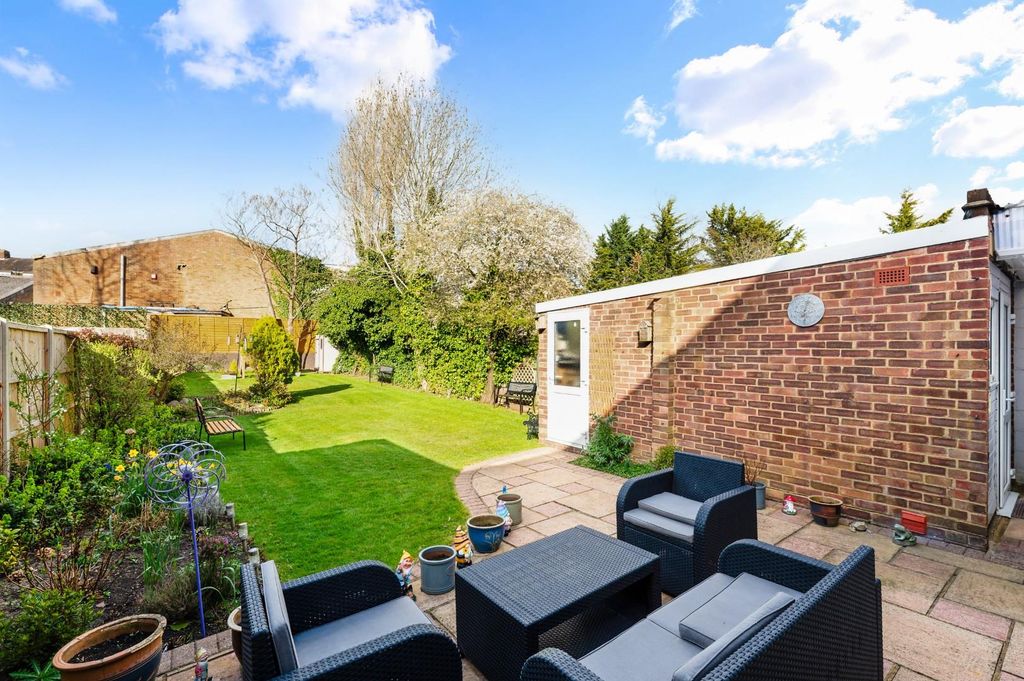 Property photo 3 of 20 Briarwood Road,   (2).Jpg