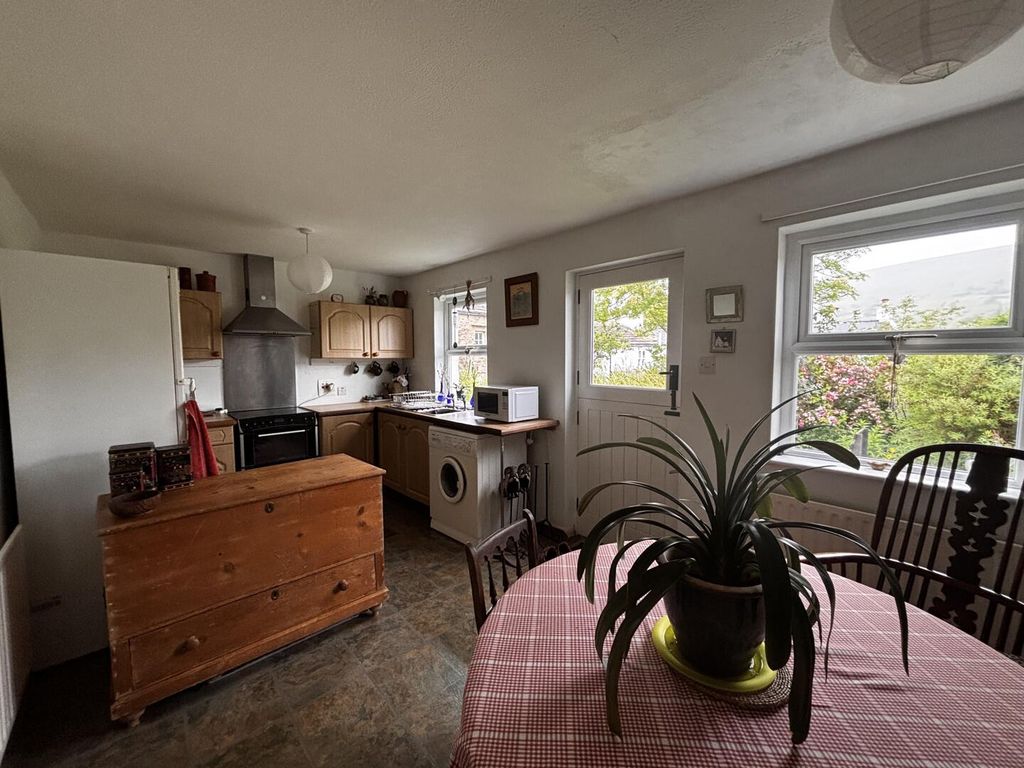 Property photo 3 of 19 Kitchen