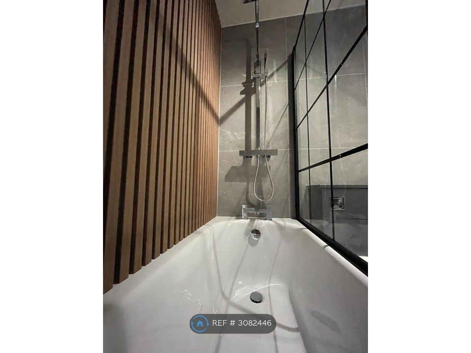 Property photo 3 of 11 Bathroom Suite (New)