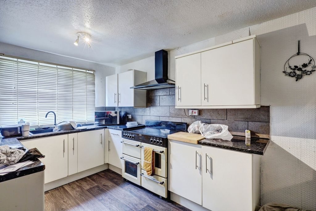 Property photo 3 of 17 Kitchen