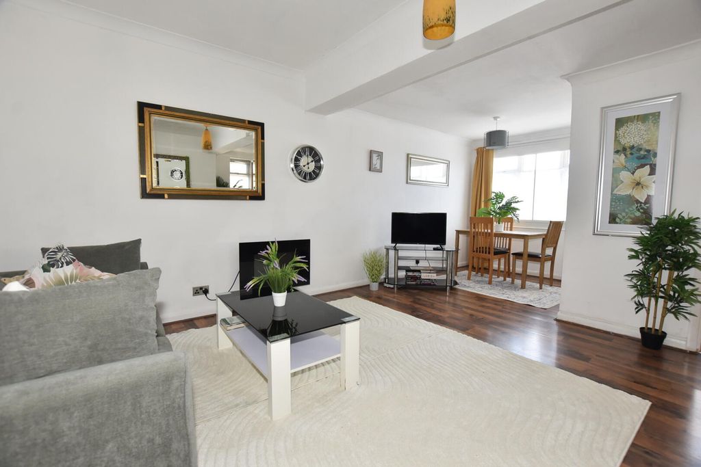 Property photo 1 of 10 Living Room