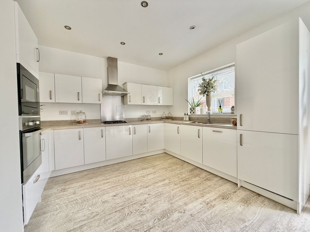 Property photo 2 of 17 Kitchen
