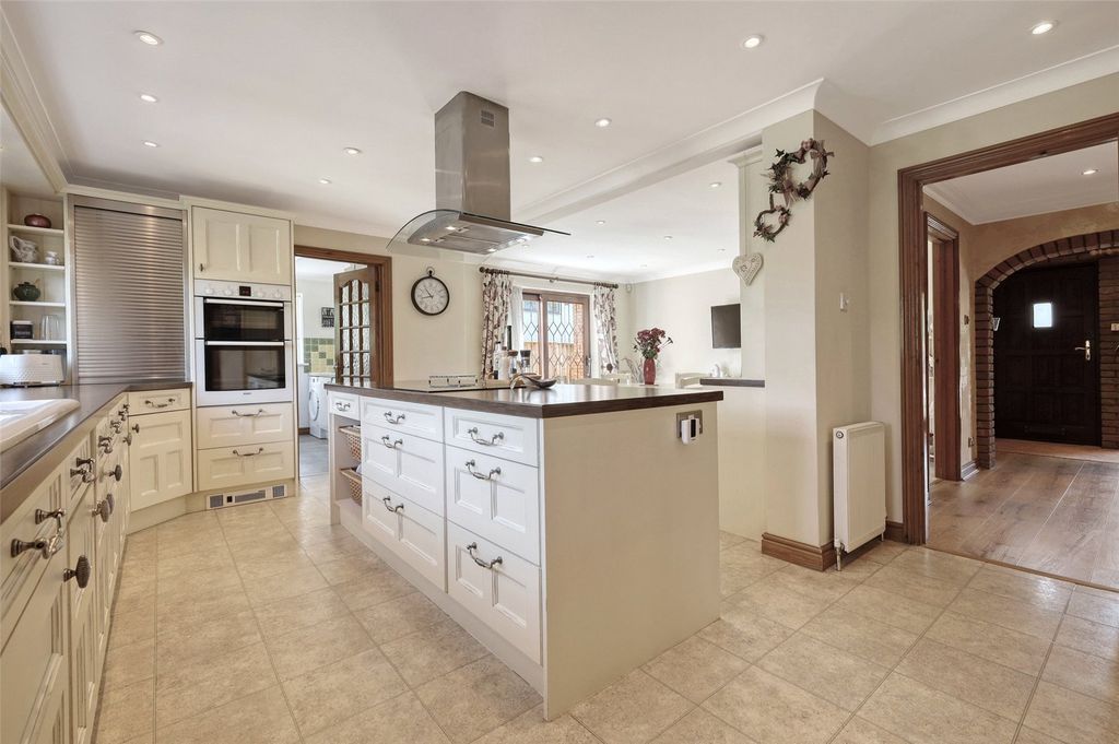 Property photo 2 of 18 Kitchen