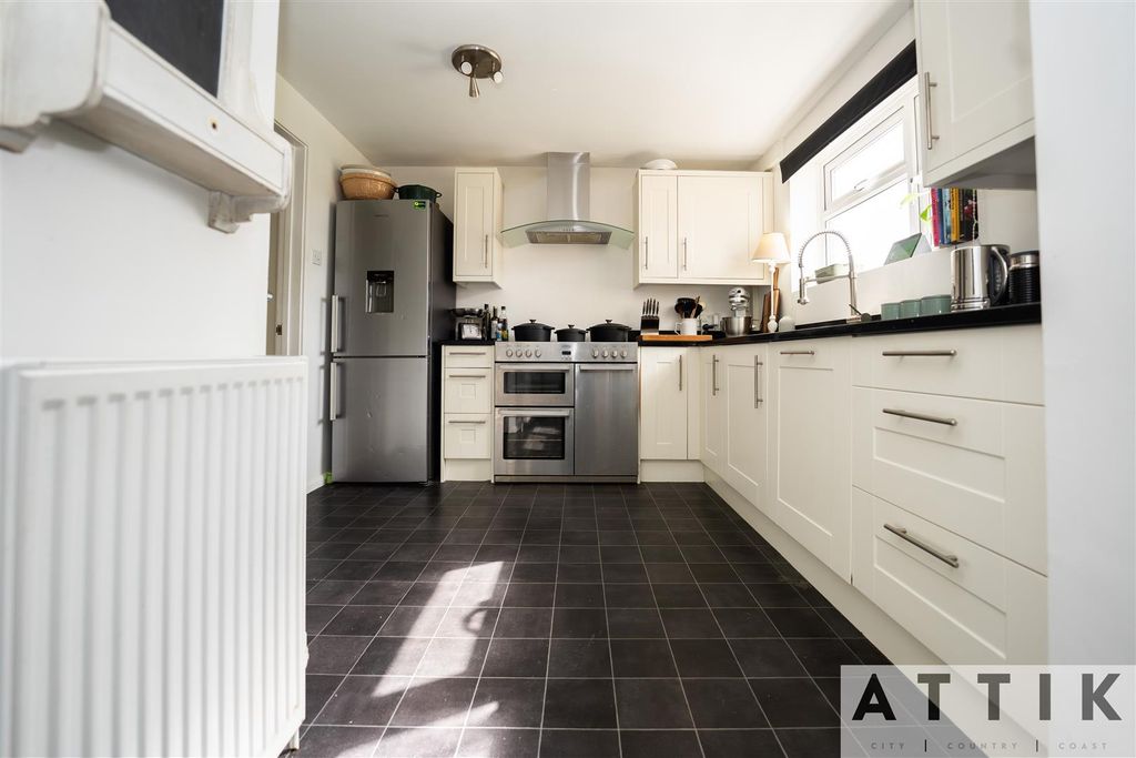 Property photo 3 of 45 Bedingfieldcresent-13.Jpg
