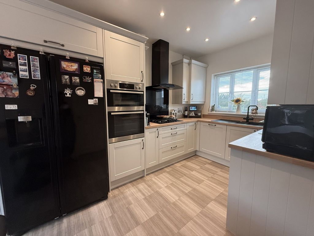 Property photo 3 of 20 Kitchen