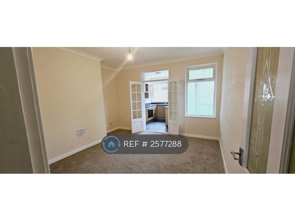 Property photo 3 of 9 Middle Room