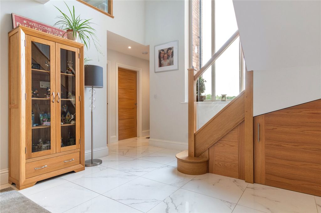 Property photo 2 of 46 Hall